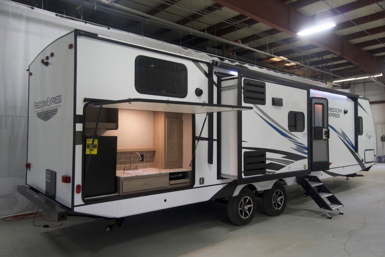 travel trailers with eat at kitchen bar